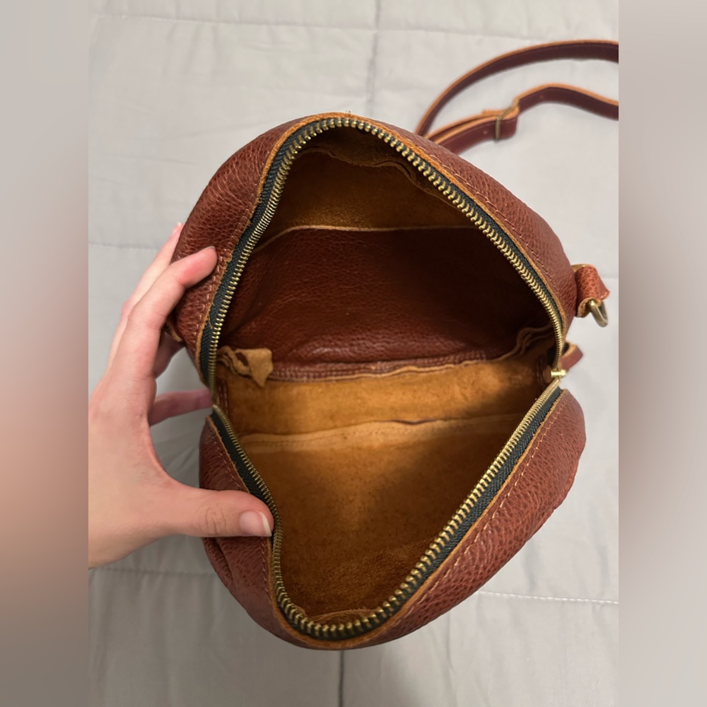 Portland Leather Goods Large Circle Crossbody Bag in Nutmeg Pebbled Leather - Picture 5 of 6